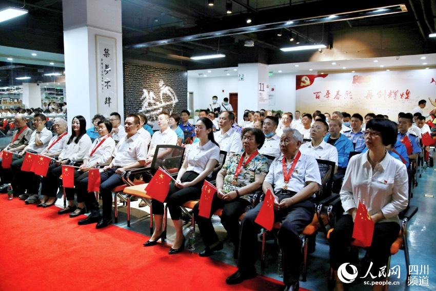 成都锦江区春熙路街道组织收看庆祝中国共产党成立100周年大会。人民网 朱虹摄