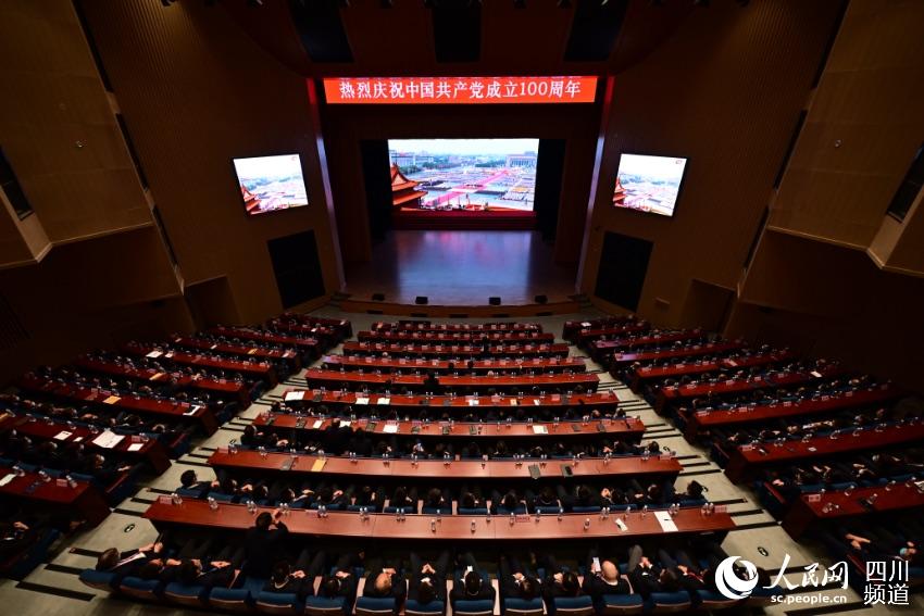 中国铁路成都局集团有限公司党员干部职工收看庆祝中国共产党成立100周年大会。张志力摄