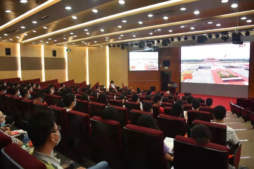 电子科技大学师生一起收看庆祝中国共产党成立100周年大会。电子科技大学供图