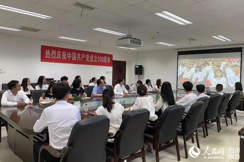 西南交通大学师生收看庆祝中国共产党成立100周年大会。鞠红伟摄