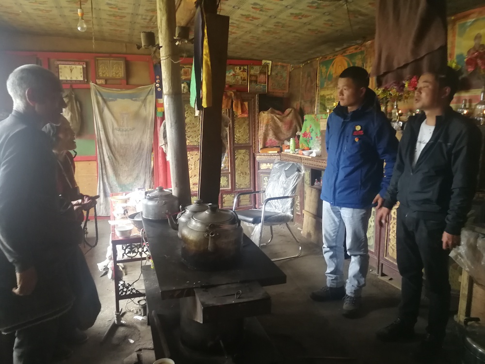 2019年6月,王潇(右二)与乡干部一同走访建档立卡贫困户家庭,了解家庭收入情况。.jpg
