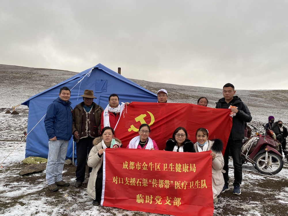 2020年6月,王潇与金牛区卫健局对口支援石渠“传帮带”医疗卫生队临时党支部党员们,在扎马村虫草采挖点开展送医送药牧民夜校活动。.jpg