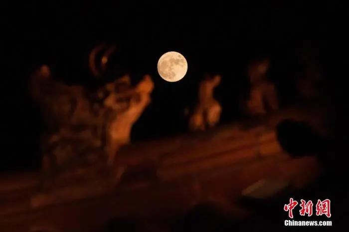 资料图:此前,在北京北海公园拍摄的中秋之月。 中新社记者 田雨昊 摄 图片