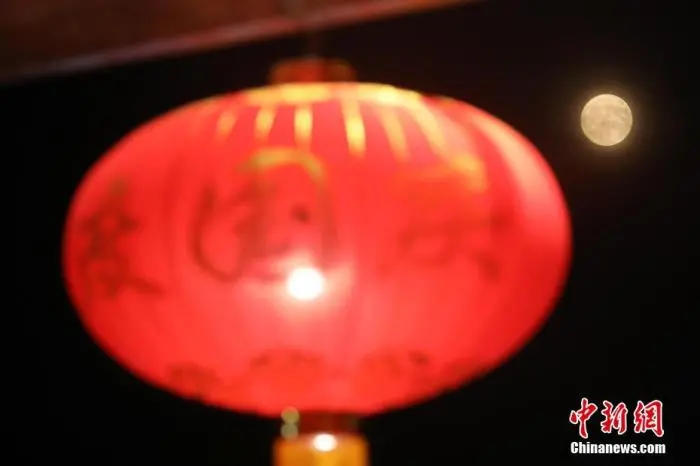 资料图:一轮圆月高挂南京上空,“扮靓”中秋。 中新社记者 泱波 摄 图片