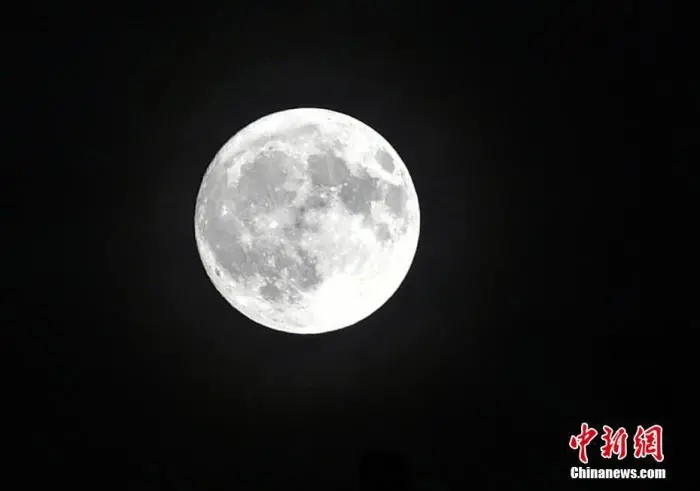 资料图:2018年9月24日,北京,一轮明月当空照,中秋之夜月亮圆。 中新社记者 翟璐 摄 图片