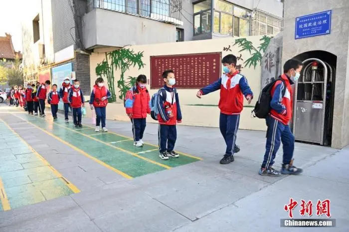 10月,呼和浩特市一所小学内,学生间隔入校。 <a target='_blank' href='/'>中新社</a>记者 刘文华 摄 图片