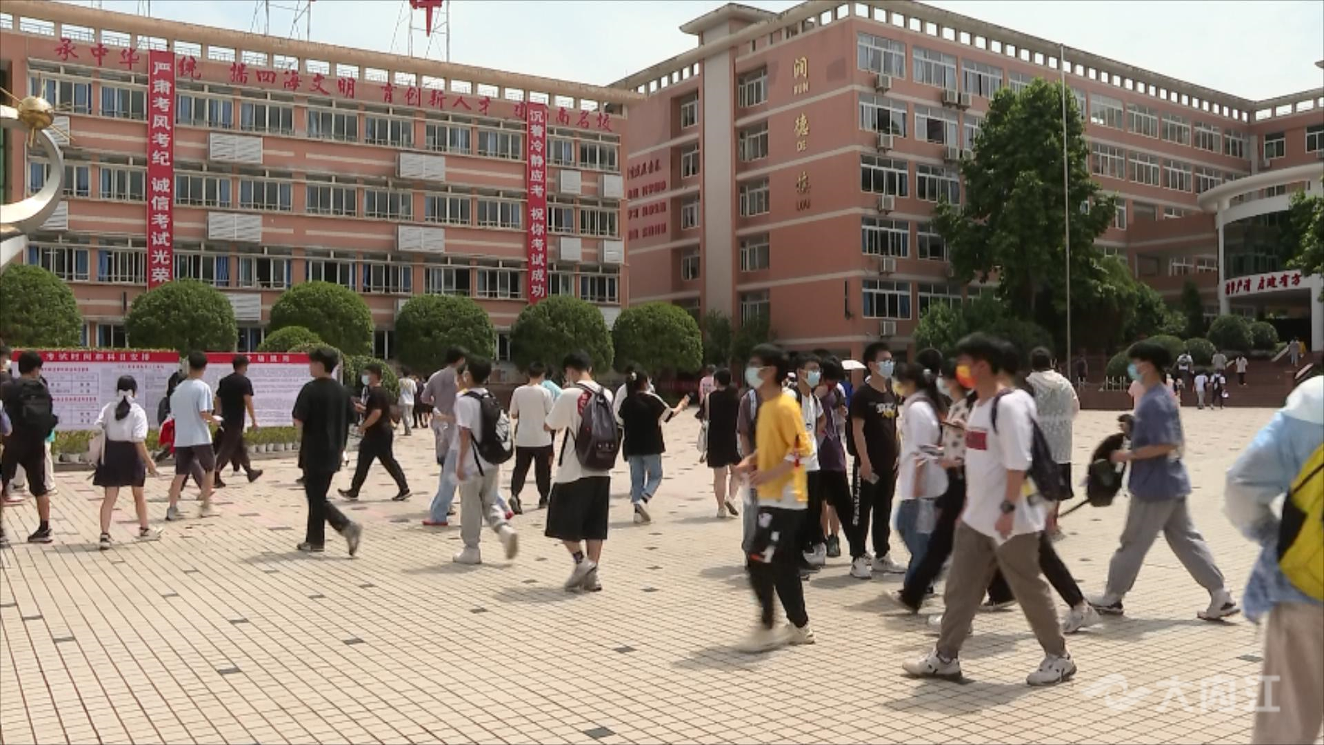 320608_1654507798355358.jpg 高考人数01.jpg