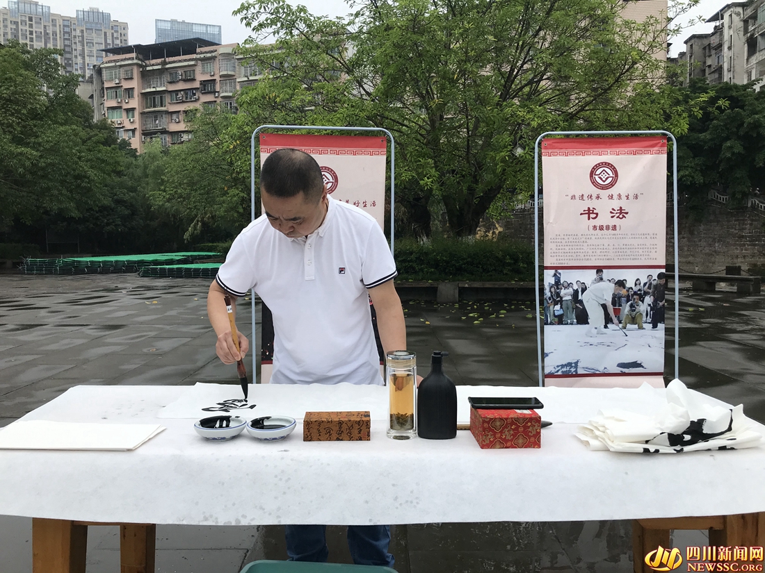 蓬溪县书法家协会副主席梁小兵.jpg 蓬溪县书法家协会副主席梁小兵.jpg
