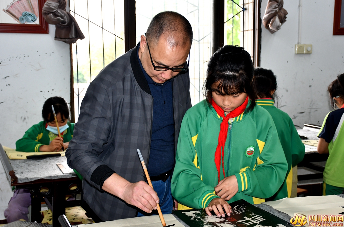 三凤镇学校教师唐曙光教授学生书法.jpg 三凤镇学校教师唐曙光教授学生书法.jpg