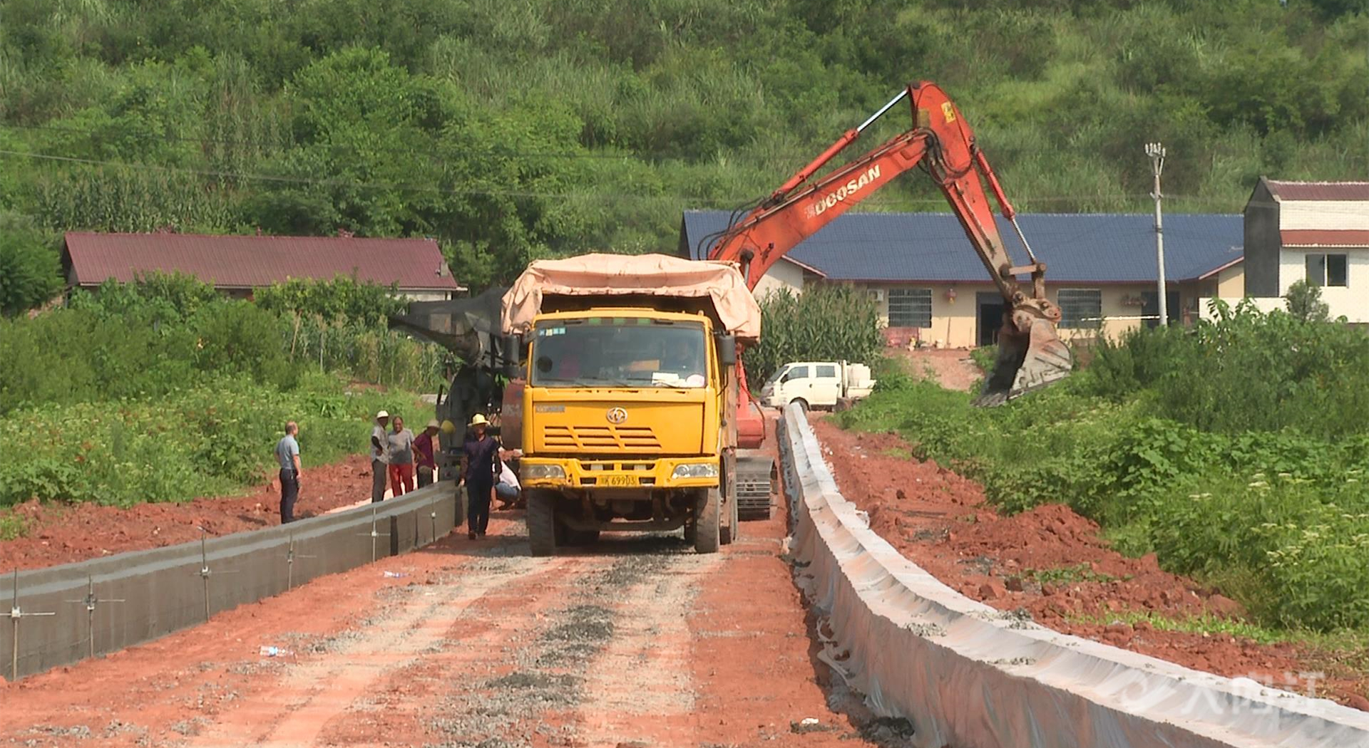 323896_1657178829671204.jpg 新改建农村公路 (4).jpg