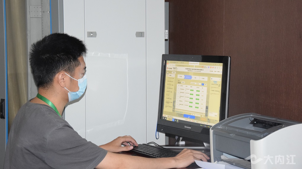323896_1660962306425277.jpg 工作人员登录内江市公共资源交易平台系统.jpg