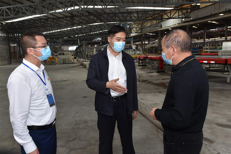邹自景书记深入四川利弘陶瓷有限公司现场调研